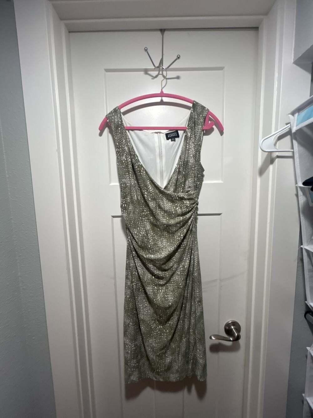 Adrianna Papell Dress Size 8 Green White Patterned Ruched V-Neck